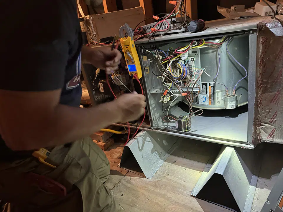 tech performing furnace repair in houston tx